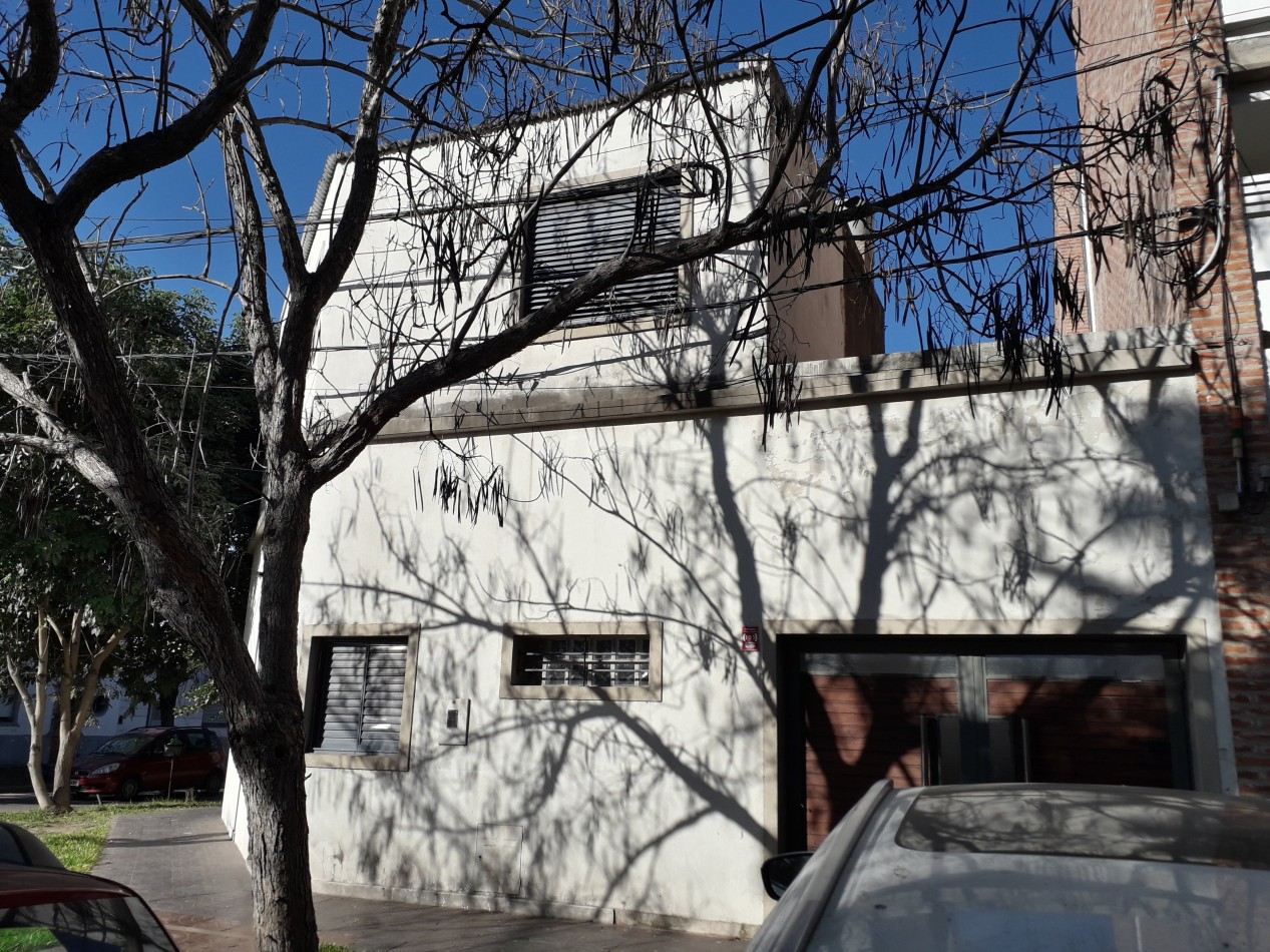 Casa en esquina de dos plantas con cochera