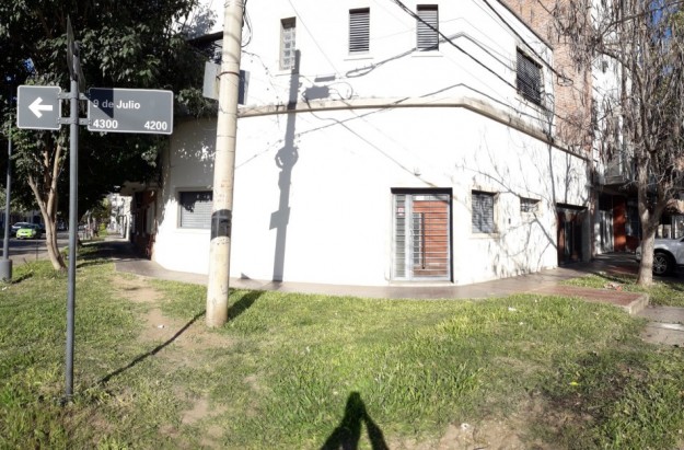 Casa en esquina de dos plantas con cochera