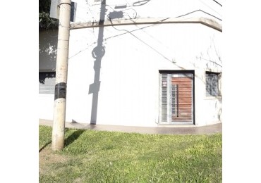 Casa en esquina de dos plantas con cochera